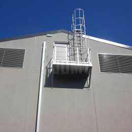 Échelle rétractable, balcon et échelle à cage pour l'accès au toit