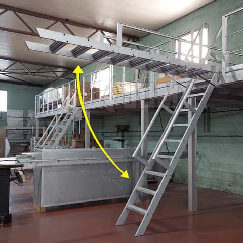 Echelle de meunier en aluminium montée sur vérins à gaz et permettant d'accéder à une mezzanine industrielle.