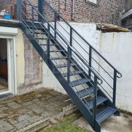 Escalier de terrasse pour l'accès au jardin depuis le 1er étage