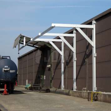 Système anti-chute composé d'un rail horizontal et d'un chariot mobile pour l'utilisation d'une ligne de vie lors du travail sur la citerne de camions.