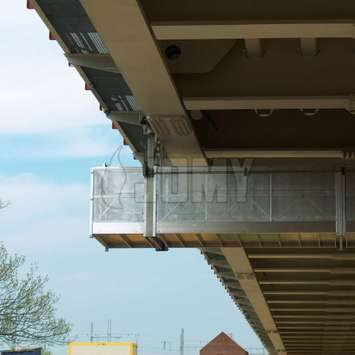 A heavy duty gantry in anodised aluminum A heavy duty gantry in anodised aluminum