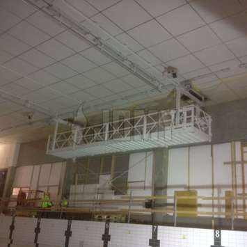 Aluminium hangend werkplatform in een fabriek - Building Maintenance Unit