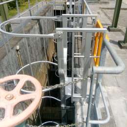 Kooiladder voor toegang tot een reservoir van een waterzuiveringsinstallatie.