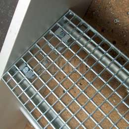 Aluminium or galvanised steel gridplate step.