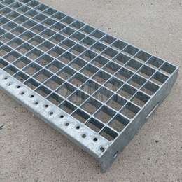 Aluminium or galvanised steel gridplate step.