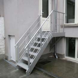 Stairs and landing with wall bracings