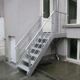 Aluminium stairs and landing Stairs and landing with wall bracings