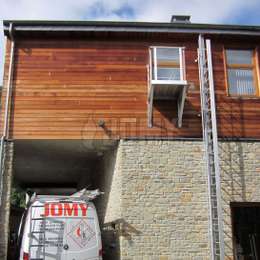 Balcon d'accès à une échelle de secours déployable depuis une fenêtre.