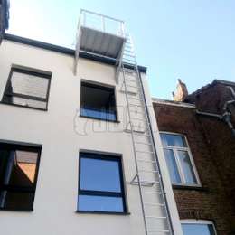 3 verdiepingen vaste brandladder zonder kooi met een toegangsbalkon voor het dakappartement.