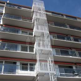 5 verdiepingen brandladder met kooi met decoratieve aluminium structuur voor balkonuitgang van een flatgebouw.