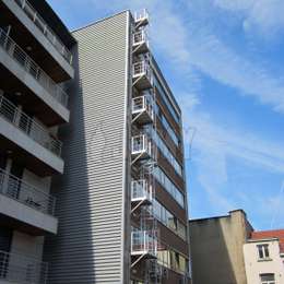 7 verdiepingen tellende kooiladder met toegangsbalkons voor een kantoorgebouw.