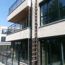 Evacuatieladder voor balkon en geïnstalleerd op een flatgebouw met twee verdiepingen.