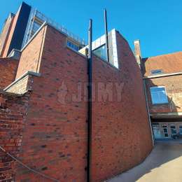 2 uitklapbare ladders voor de brandevacuatie vanaf daken op verschillende niveaus van een huis, en beveiligde straatkant.