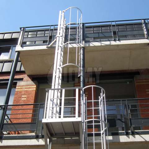 Fixed ladders can be equipped with a half round, 3 quarters or full safety cage for best evacuation and access protection.
