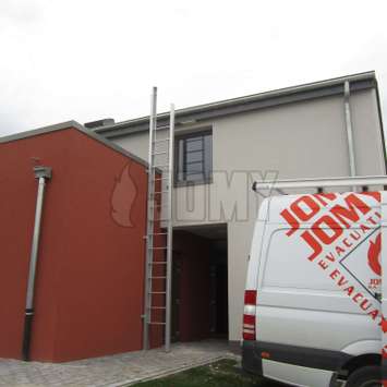 Camionette d'installation JOMY à côté d'une échelle rétractable Mini-JOMY.