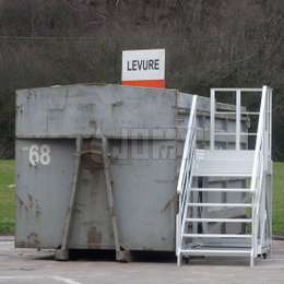 Toegangsplatform op wielen voor toegang tot de bovenkant van een afvalcontainer.