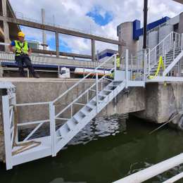 Trap en bordes net boven het waterpeil geplaatst, gebruikt voor toegang tot binnenvaartschepen.