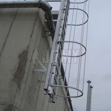 Counterbalanced ladder in an industrial environment Counterbalanced ladder in an industrial environment