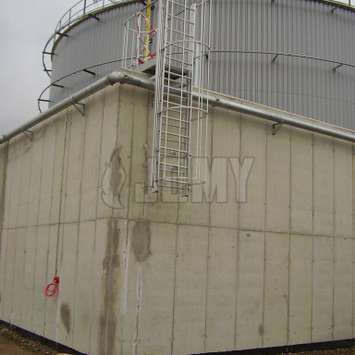 Counterbalanced ladder in closed position Counterbalanced ladder in closed position
