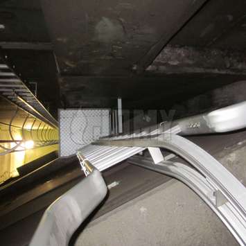 JOMY heeft een levenslijn ontwikkeld op basis van een vaste rail uit aluminium en een traploze loper waaraan de veiligheidsgordel van de gebruiker bevestigd kan worden. Bij een bruuske neerwaartse beweging zet de loper zich vast in de rail. JOMY heeft een levenslijn ontwikkeld op basis van een vaste rail uit aluminium en een traploze loper waaraan de veiligheidsgordel van de gebruiker bevestigd kan worden. Bij een bruuske neerwaartse beweging zet de loper zich vast in de rail.