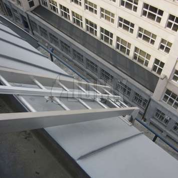 JOMY heeft een levenslijn ontwikkeld op basis van een vaste rail uit aluminium en een traploze loper waaraan de veiligheidsgordel van de gebruiker bevestigd kan worden. Bij een bruuske neerwaartse beweging zet de loper zich vast in de rail. JOMY heeft een levenslijn ontwikkeld op basis van een vaste rail uit aluminium en een traploze loper waaraan de veiligheidsgordel van de gebruiker bevestigd kan worden. Bij een bruuske neerwaartse beweging zet de loper zich vast in de rail.