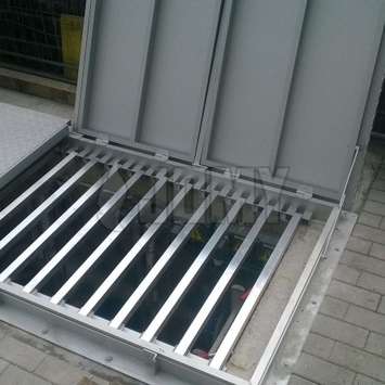 De lichtgewicht aluminium constructies van JOMY zijn de ideale oplossing in de waterzuiveringsindustrie voor veilige toegang tot en het onderhoud van de putten. De producten van JOMY bieden veilige oplossingen voor de waterzuiveringsindustrieen. De aanwezigheid van putladders is essentieel in de waterzuiveringsindustrie. Dit soort ladder kan geinstalleerd worden op een gebogen of plat putoppervlak. De ladder kan