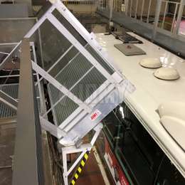 Brugplatform in aluminium voor het bereiken van busdaken in een werkplaats.