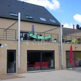 Echelles de secours déployables pour les balcons de maisons mitoyennes.