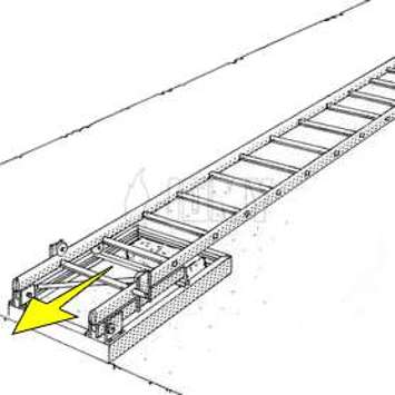 Echelle à bascule en train d'être glissée vers l'avant sur les guides à rouleaux.