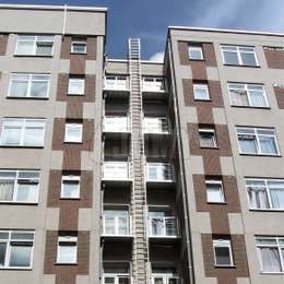 Echelle fixe utilisée pour l'évacuation d'un bâtiment de grande hauteur, avec balcons d'accès.