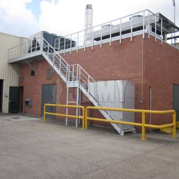 Een geanodiseerd aluminium trap van JOMY voor binnen en buiten, met relingen en andere opties. Een geanodiseerd aluminium trap van JOMY voor binnen en buiten, met relingen en andere opties.