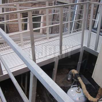 Een geanodiseerd aluminium trap van JOMY voor binnen en buiten, met relingen en andere opties. Een geanodiseerd aluminium trap van JOMY voor binnen en buiten, met relingen en andere opties.