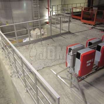 Een geanodiseerd aluminium trap van JOMY voor binnen en buiten, met relingen en andere opties. Een geanodiseerd aluminium trap van JOMY voor binnen en buiten, met relingen en andere opties.