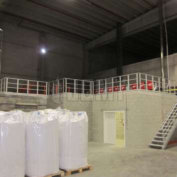 Een geanodiseerd aluminium trap van JOMY voor binnen en buiten, met relingen en andere opties. Een geanodiseerd aluminium trap van JOMY voor binnen en buiten, met relingen en andere opties.