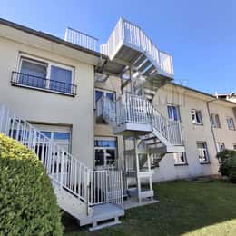 Escalier à voies carrées pour l'évacuation de secours d'un vieux building.