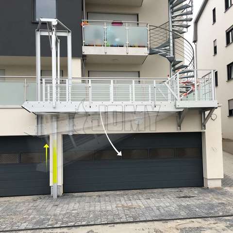 Escalier contrebalancé avec système de cable et poulies Escaliers d'évacuation incendie contrebalancés avec système de cable et de poulies.