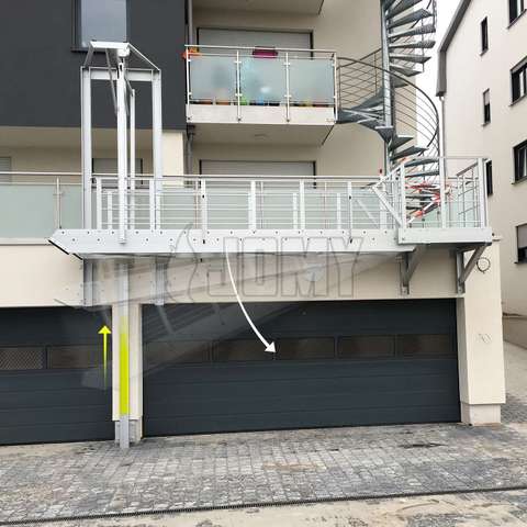 Escaliers d'évacuation incendie contrebalancés avec système de cable et de poulies.