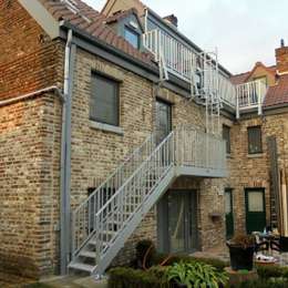 Escalier d'évacuation pour une maison privée.