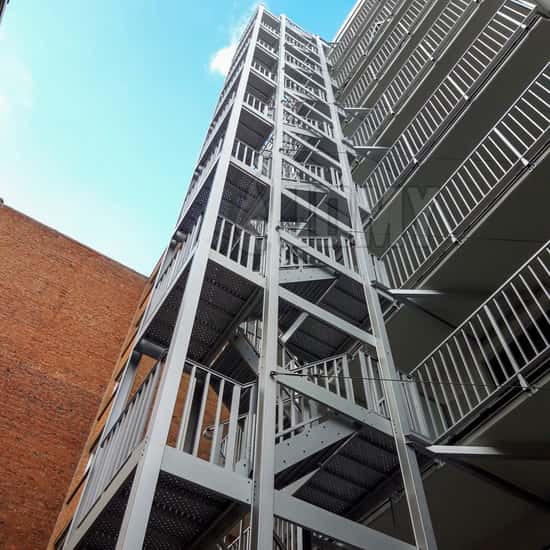 escalier de secours pour évacuer un immeuble d’appartements