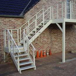 Escalier métallique avec palier à l'extérieur d'une maison d'habitation
