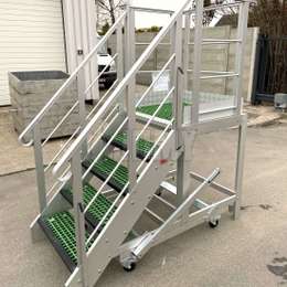 Escalier mobile et plateforme avec marches et sols en polyester.