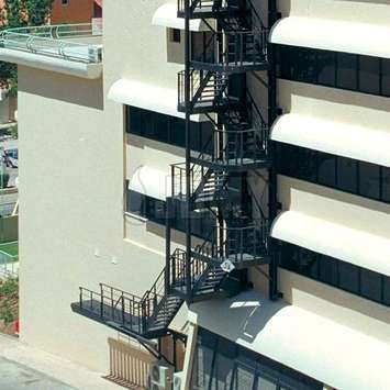 Escalier relevable pour l'évacuation incendie Escalier relevable pour l'évacuation incendie d'un hôtel.