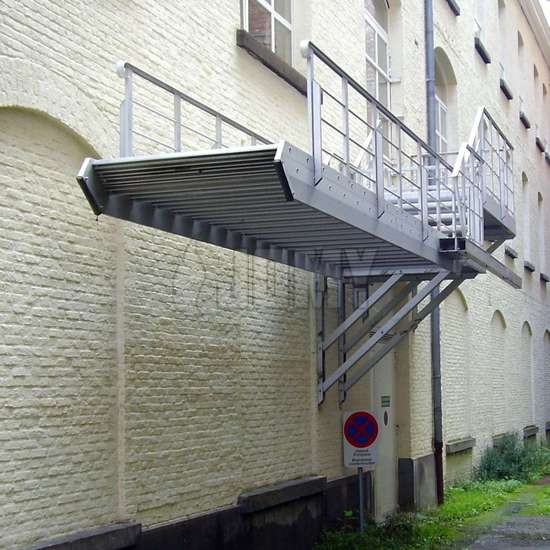 Escalier contrebalancé à volée relevable pour une utilisation optimale de l'espace et une sécurité / protection anti-intrusion accrue.