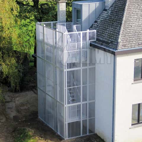 Escaliers avec différents types de bardages décoratifs et de sécurité.