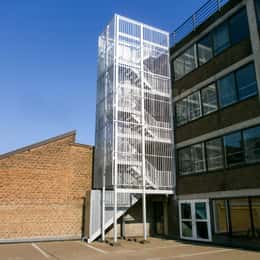 Escaliers encagés pour évacuer un bâtiment.