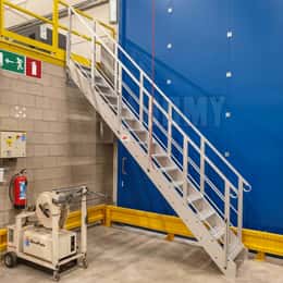 Escaliers industriel pour accéder à une mezzanine.
