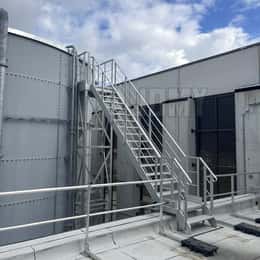 Escaliers pour accéder à une cuve.