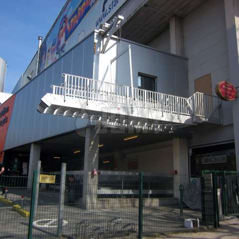 Escaliers relevables industriels dans un parking Escaliers relevables industriels installés dans un parking.