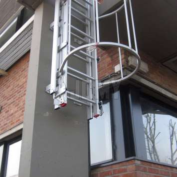 Burglar-resistant solution with a clutter-free zone up to 3m. Aluminium ladder counterbalanced with counterweights for a smooth opening. Can be released from above or below. It can be equipped with a cage or be used as an extension of another structure.