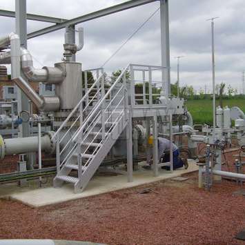 Fixed aluminum work platform for gas installations